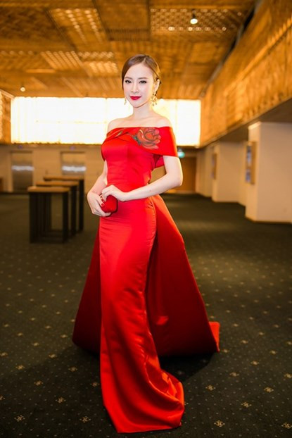 Angela Phương Trinh rạng rỡ sau scandal tình cảm