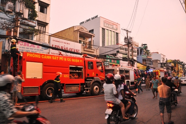 Xe cứu hỏa vào dập lửa. Xe cứu hỏa vào dập lửa.