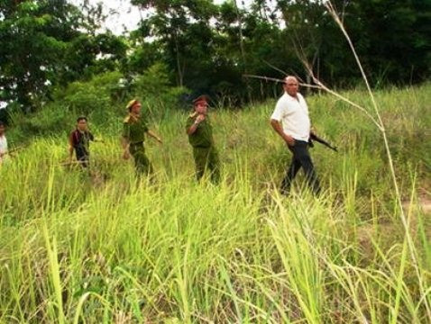 Cơ quan chức năng tìm kiếm con gấu sổng chuồng tấn công chủ ở tỉnh Bình Dương năm 2007 (Ảnh: Tuổi Trẻ)