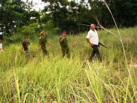 Cơ quan chức năng tìm kiếm con gấu sổng chuồng tấn công chủ ở tỉnh Bình Dương năm 2007 (Ảnh: Tuổi Trẻ)