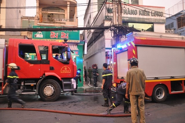 3 em nhỏ kịp thoát khỏi căn nhà cháy bốc cháy dữ dội ảnh 1 3 em nhỏ kịp thoát khỏi căn nhà cháy bốc cháy dữ dội ảnh 1