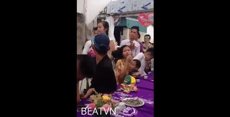 Bắn pháo giấy trong đám cưới và cái kết đắng của cô dâu - Ảnh 1 Ban phao giay trong dam cuoi va cai ket dang cua co dau - Anh 1