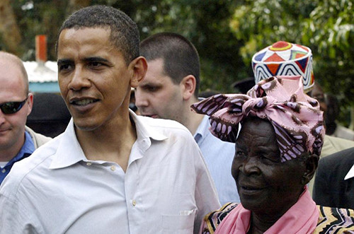 Ông Obama gặp bà nội Sarah Obama trong chuyến thăm Kenya năm 2006. Ảnh: AFP Ông Obama gặp bà nội Sarah Obama trong chuyến thăm Kenya năm 2006. Ảnh: AFP