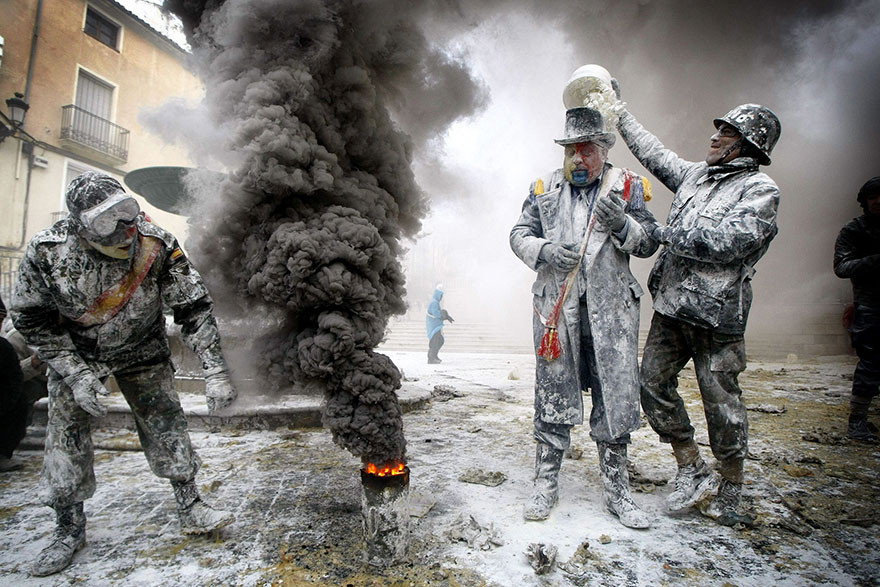 Lễ hội cuộc chiến bột mì Els Enfarinats. Ảnh: Bored Panda