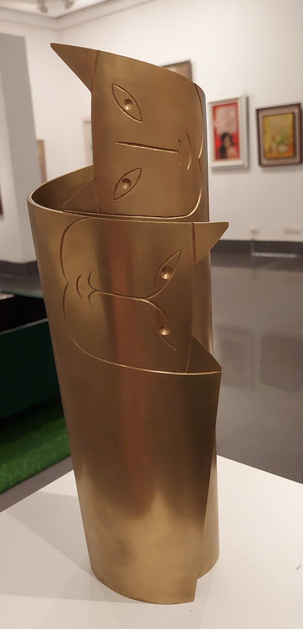 Tượng đồng “Vợ chồng nhà mèo” của Lê Thiết Cương.