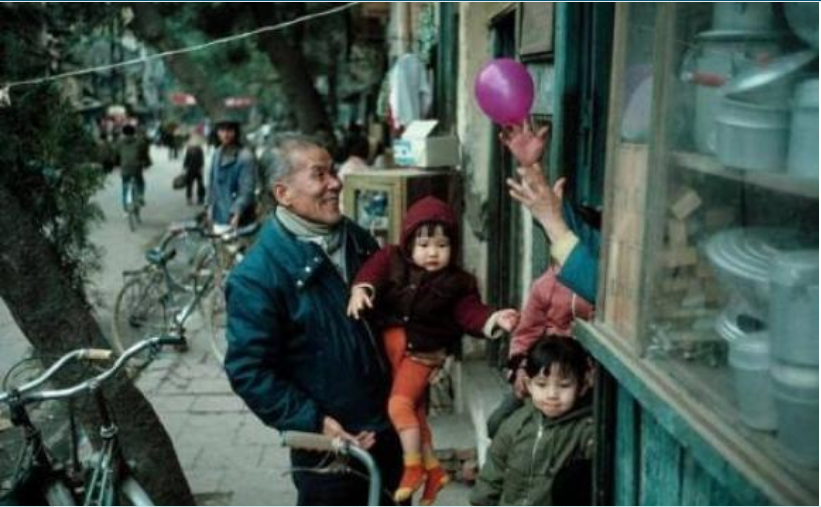 Người già, trẻ nhỏ nô nức đón Tết. Ảnh tư liệu Người già, trẻ nhỏ nô nức đón Tết. Ảnh tư liệu