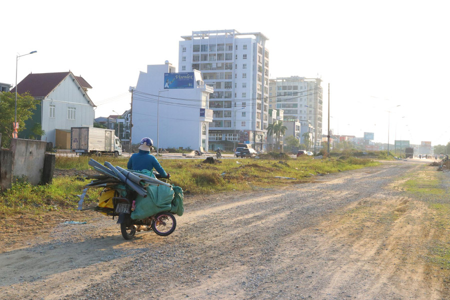 Mặc dù có số vốn 'khủng' nhưng sau gần 2 thập kỷ vẫn chưa xây dựng hoàn thành. Mặc dù có số vốn 'khủng' nhưng sau gần 2 thập kỷ vẫn chưa xây dựng hoàn thành.