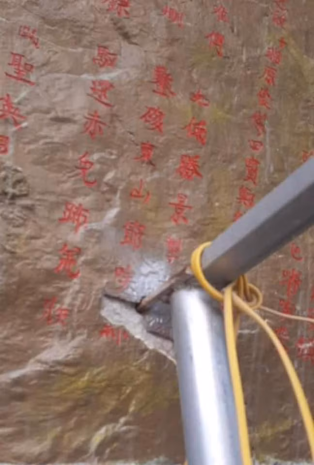 Khoan đục lỗ làm mất mấy chữ trên văn bia.