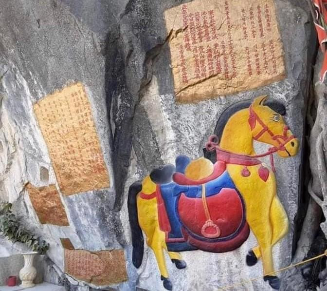 Các văn bia và phù điêu trên vách đá di tích đền Quan Thánh bị tô sơn.