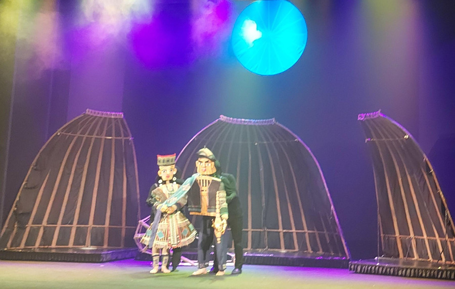 Sau 60 năm, vở rối cạn 'Bản tình ca trên núi' trở lại với khán giả và xuất sắc giành giải Vàng tại Liên hoan Quốc tế sân khấu thử nghiệm lần thứ V - 2022. Ảnh: Bình Thanh. Sau 60 năm, vở rối cạn 'Bản tình ca trên núi' trở lại với khán giả và xuất sắc giành giải Vàng tại Liên hoan Quốc tế sân khấu thử nghiệm lần thứ V - 2022. Ảnh: Bình Thanh.