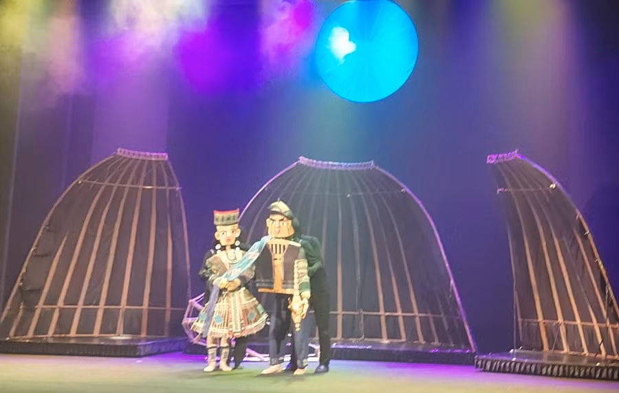 Sau 60 năm, vở rối cạn 'Bản tình ca trên núi' trở lại với khán giả và xuất sắc giành giải Vàng tại Liên hoan Quốc tế sân khấu thử nghiệm lần thứ V - 2022. Ảnh: Bình Thanh.