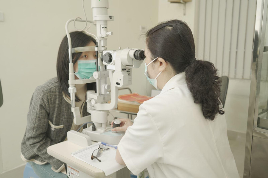 Người bệnh tiểu đường cần duy trì khám mắt định kỳ phòng biến chứng. Ảnh minh họa.
