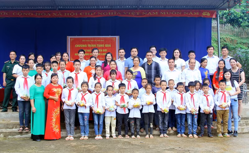 trao-tang-may-tinh-tai-xa-tan-minh-4