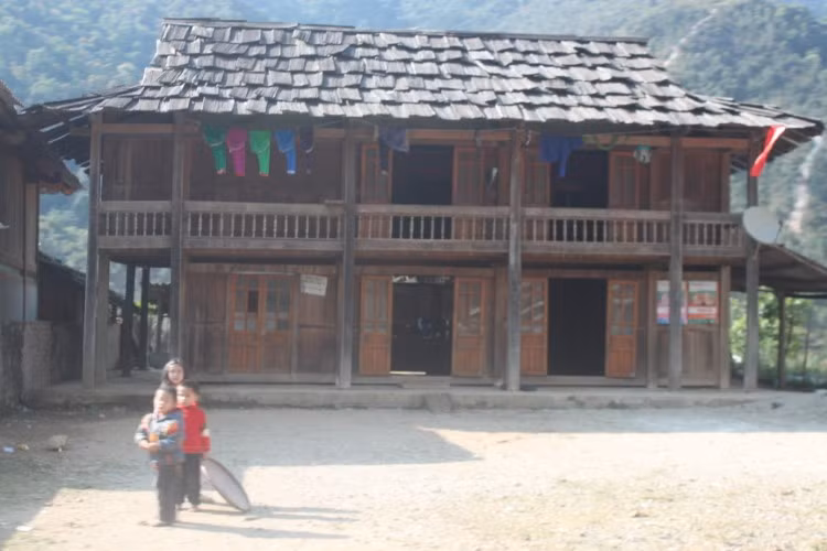 Một ngôi nhà sàn cổ toàn bộ bằng gỗ pơmu.