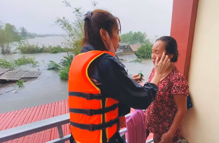 Thủy Tiên trên tầng 2 một ngôi nhà được người dân chọn tập trung tránh lũ tại Quảng Bình. Ảnh: ITN