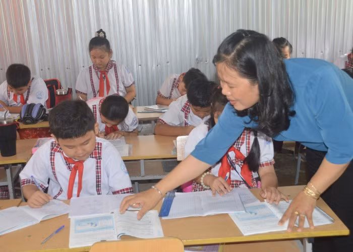 Cô Thùy đang hướng dẫn học sinh làm bài.