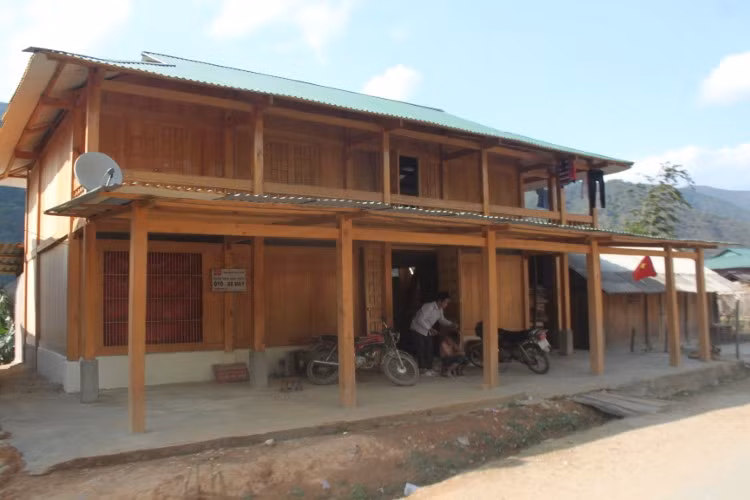 Một ngôi nhà sàn pơmu cách tân, lợp bằng tôn.