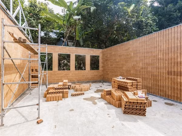 Các bức tường được lắp ráp từ nhựa tái chế.