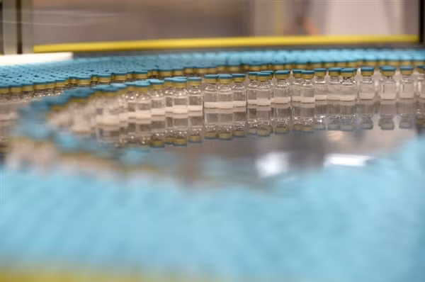 Những lọ vắc-xin Covid-19 có nguồn gốc thực vật của công ty Medicago (có trụ sở ở Canada) và GlaxoSmithKline (có trụ sở tại Anh), đang trong giai đoạn thử nghiệm 3 trên hàng nghìn người lớn.