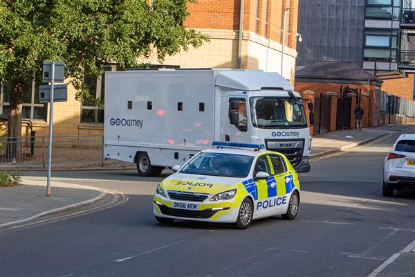 Xe cảnh sát đưa Benjamin Mendy đến tòa trong phiên xét xử ngày 27/8.