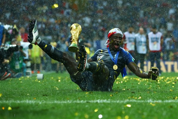 Benjamin Mendy ăn mừng chức vô địch World Cup 2018.