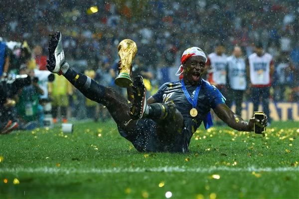 Benjamin Mendy ăn mừng chức vô địch World Cup 2018.