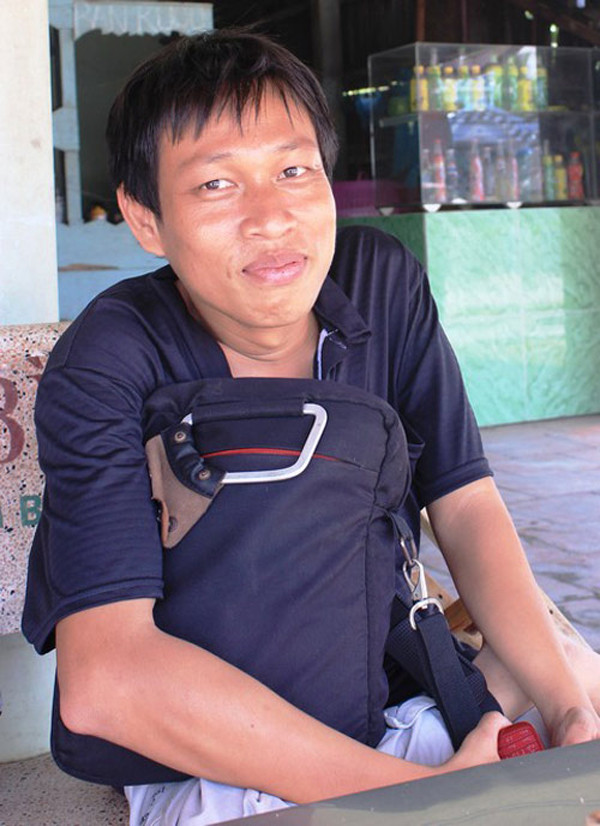 Khiếm khuyết đôi chân không ngăn được tình yêu với nghề báo