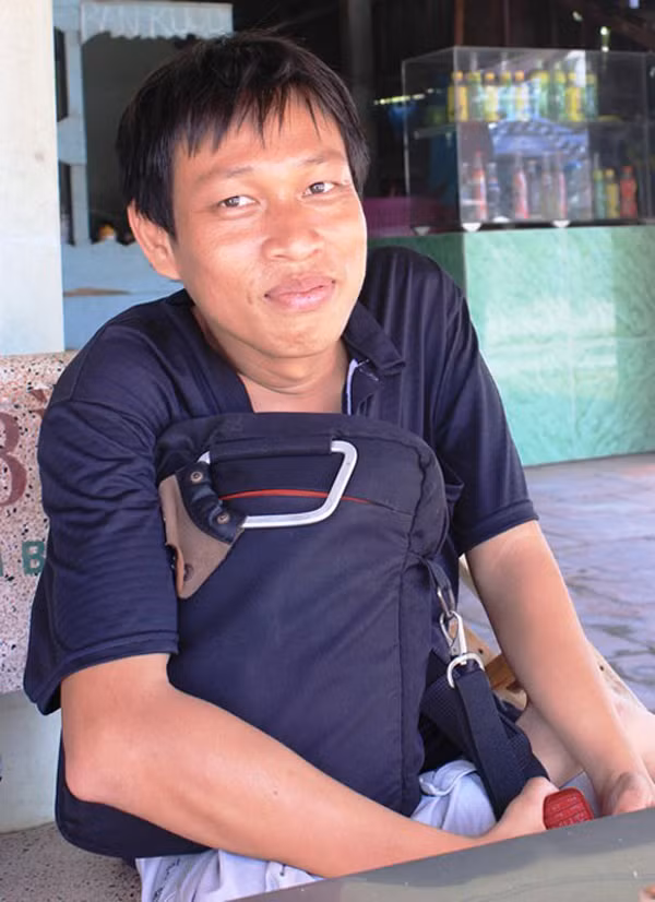 Khiếm khuyết đôi chân không ngăn được tình yêu với nghề báo