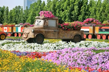 Chiem nguong vuon hoa dep nhu co tich giua long sa mac