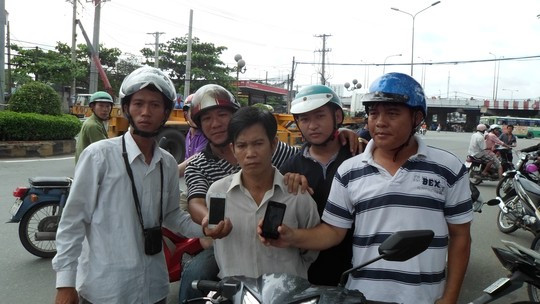 “Hiệp sĩ” bắt kẻ móc túi trên xe buýt ảnh 1 Phạm Quang (giữa), đối tượng móc túi chuyên nghiệp trên xe buýt bị “hiệp sĩ” Nguyễn Thanh Hải cùng đồng đội bắt giữ vào trưa 21-6.