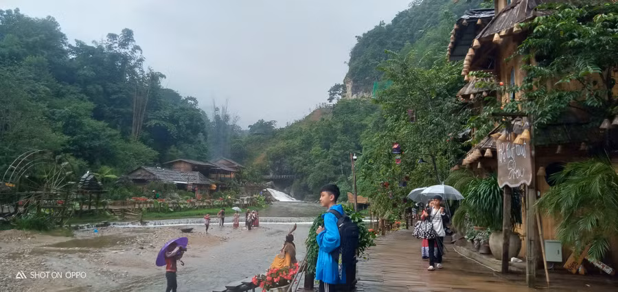 Suối Mường Hoa chảy qua bản Cát Cát. Ảnh: Nguyễn Hằng