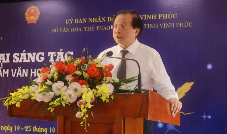 Thứ trưởng Bộ VH,TT&DL Tạ Quang Đông phát biểu tại lễ khai mạc Trại sáng tác các tác phẩm văn học nghệ thuật 'Sống mãi với thời gian'.