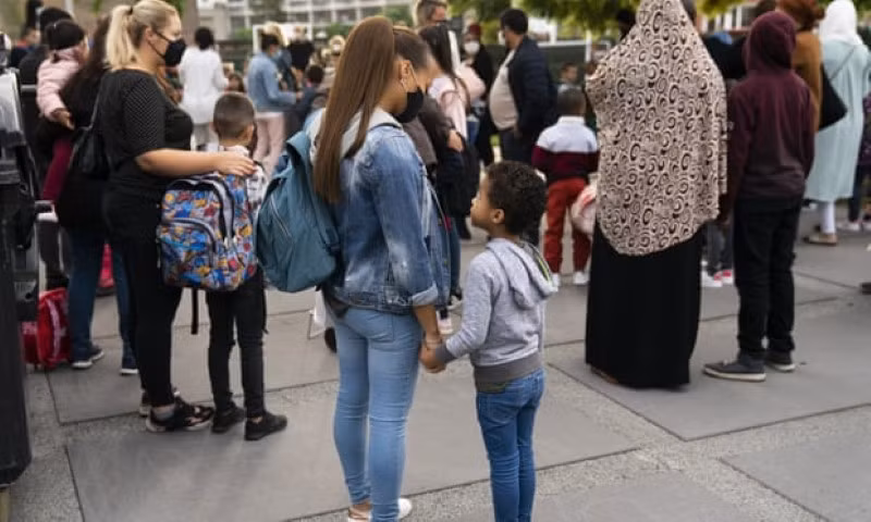 Phụ huynh và học sinh đeo khẩu trang tại một trường tiểu học ở Bỉ.