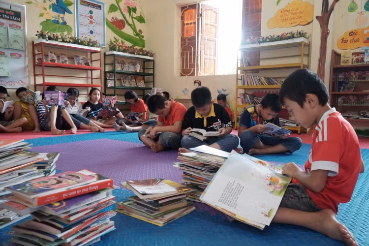 Học sinh đọc sách tại thư viện thân thiện Trường Tiểu học Tam Thái, huyện Tương Dương, Nghệ An.