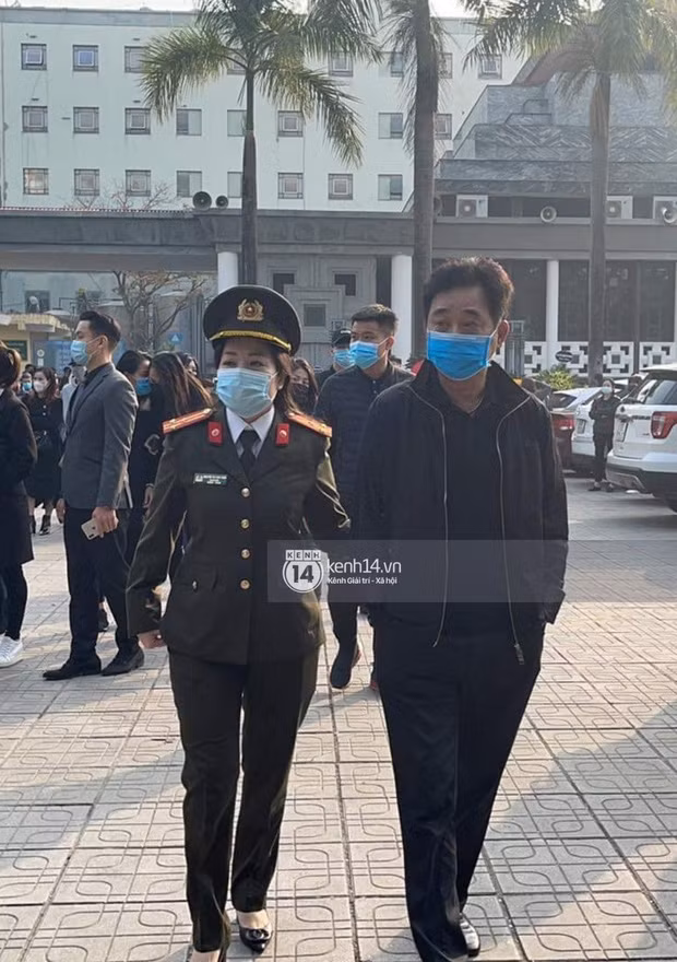 NS Quốc Khánh có mặt tại lễ tang lộ rõ vẻ mặt buồn. Ảnh: Kenh14.