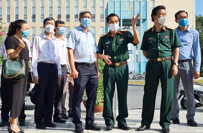 Thứ trưởng Y tế Nguyễn Trường Sơn (thứ tư từ phải) tại buổi kiểm tra. Ảnh: Lê Phương.