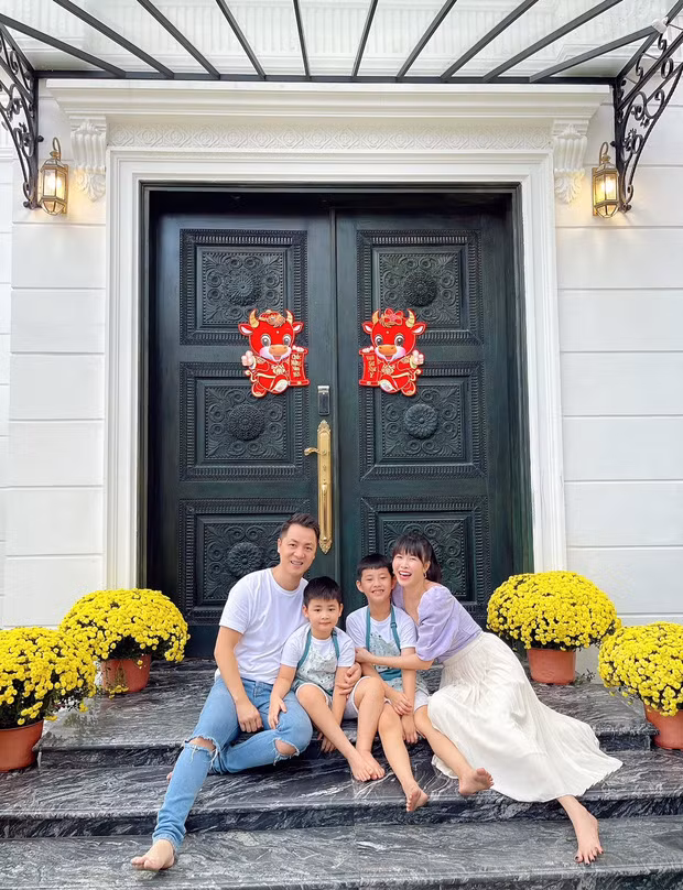 Dọc hai lối đi trước cửa nhà được vợ chồng Đăng Khôi bày những chậu hoa cúc vàng rực rỡ, cả gia đình còn chụp ảnh kỉ niệm rất hạnh phúc tại đây.