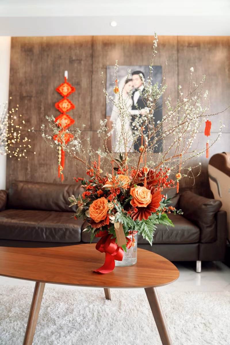 Dương Khắc Linh - Sara Lưu khoe ảnh không gian dọn nhà và trang trí đón tết với chậu tuyết mai trắng trong phòng khách.