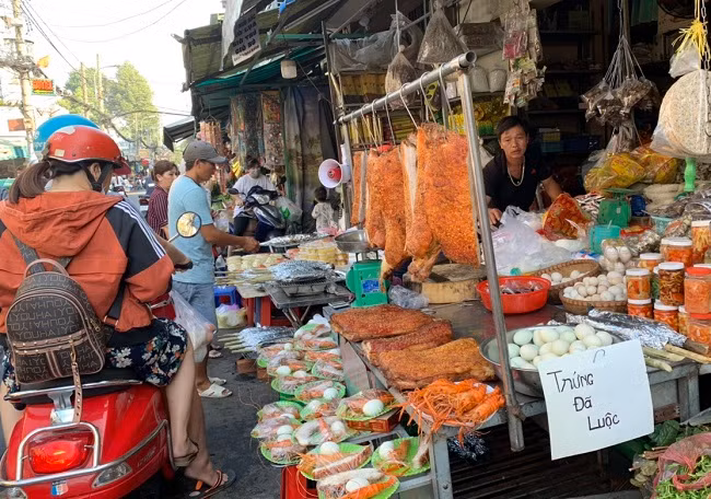 Năm ngoái, các mặt hàng thịt lợn quay và vịt quay cũng hút hàng với giá từ 400.000 đồng - 600.000 đồng/kg, đắt hơn ngày thường từ 50.000 - 70.000 đồng/kg. Ảnh: Baotintuc.