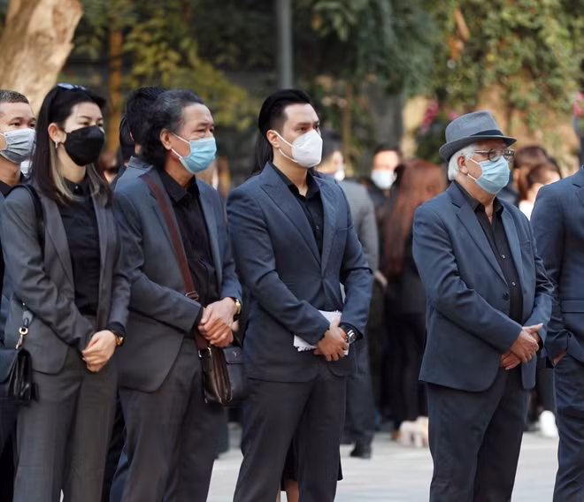 Do tình hình dịch COVID-19 diễn biến phức tạp, ban tổ chức tang lễ yêu cầu người đến viếng đeo khẩu trang giữ khoảng cách an toàn, đảm bảo vệ sinh dịch tễ. Ảnh: CAND.