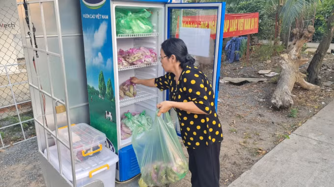 ATM rau 1.000 đồng được đặt ngay bến phà Thạnh Hội, huyện Tân Uyên, tỉnh Bình Dương cho người dân nghèo. Trong tủ thường đầy ắp mướp hương, bí xanh, đu đủ, khổ qua, bạc hà, mồng tơi, rau muống, đậu bắp… Ảnh: phapluatplus.