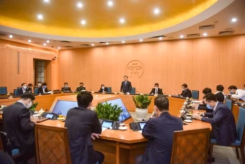 Phó Chủ tịch UBND TP Hà Nội Chử Xuân Dũng chỉ đạo phiên họp Ban Chỉ đạo phòng chống Covid-19 của TP Hà Nội chiều 13/2. Ảnh: Nhân dân