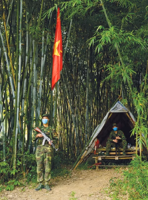 Nơi biên giới, trong những lán trại nhỏ là những trái tim lớn của người lính biên phòng với sứ mệnh thiêng liêng bảo vệ chủ quyền biên giới gìn giữ sự bình yên cho hậu phương an tâm chống dịch COVID-19. Ảnh: Quốc Toản.