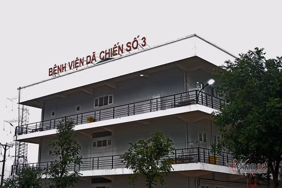 Toàn bộ bệnh nhân được di chuyển sang Bệnh viện dã chiến số 3 để tiếp tục điều trị. Ảnh: VNN.