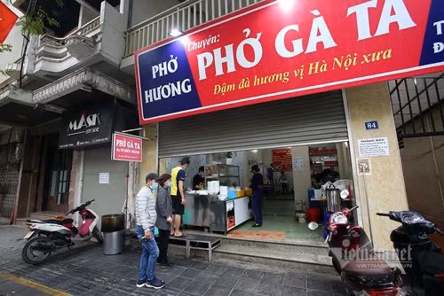Quán phở gà trên phố Tô Hiến Thành hôm nay mở hàng, ông chủ chỉ bán mang về. Ảnh: VNN.