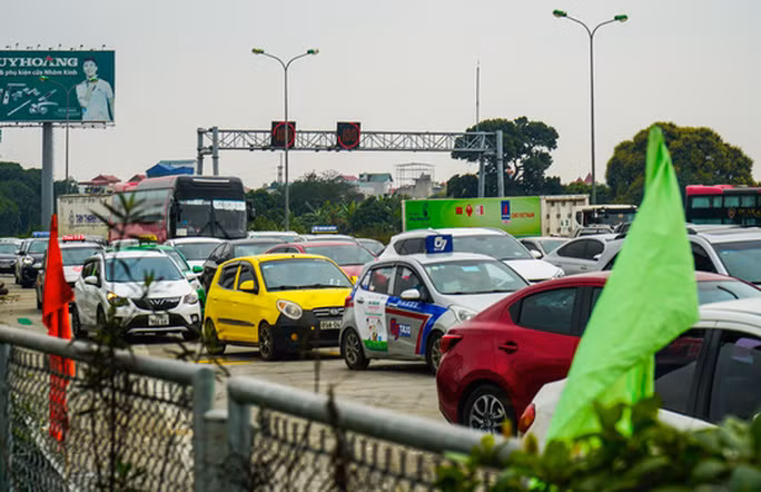 Càng về chiều, lượng xe càng đông nghịt. hàng ngàn phương tiện nối đuôi nhau chờ qua trạm thu phí cao tốc Hà Nội - Ninh Bình hướng về phía trung tâm Thủ đô dẫn đến tình trạng ùn tắc kéo dài. Ảnh: NLĐ.