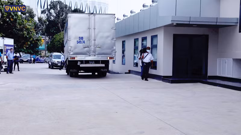 Lô hàng trên được hệ thống phân luồng vàng, thuộc diện miễn kiểm tra hàng hóa. Chi cục Hải quan cửa khẩu sân bay quốc tế Tân Sơn Nhất đã nhanh chóng làm thủ tục thông quan sau đó lô hàng được phun khử trùng bao bì và đưa về kho lạnh của doanh nghiệp để bảo quản. Ảnh: VNVC.