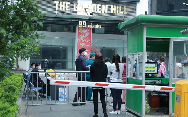 Chung cư The Garden Hill, 99 Trần Bình đã được phong tỏa. Ảnh: NLĐ. 