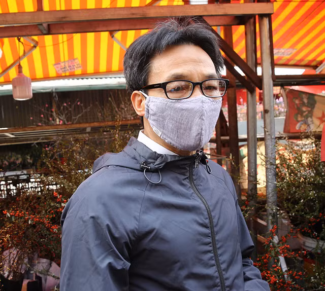 Phó Thủ tướng Vũ Đức Đam: Phải quyết tâm không có dịch bùng phát ở Hà Nội hay TPHCM, vì nếu có dịch không chỉ bà con tiểu thương sẽ thất thu, sẽ ế hàng, mà đằng sau đó là hàng trăm nghìn, thậm chí hàng triệu hộ nông dân trồng hoa, sản xuất nông sản, thực phẩm, đồ dùng phục vụ dịp Tết sẽ rơi vào hoàn cảnh khó khăn. Chúng ta phải giữ an toàn bằng được để bà con đón Tết yên vui, không chỉ về mặt tinh thần, theo truyền thống mà còn có thêm thu nhập cho bà con có hoàn cảnh khó khăn.