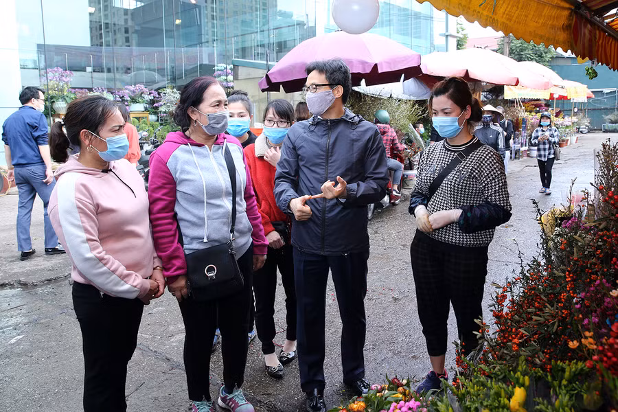 Trò chuyện với Phó Thủ tướng, bà con tiểu thương cho biết do dịch bệnh nên năm nay chợ hoa Tết Quảng Bá vắng vẻ rất nhiều so với mọi năm. Nhiều tiểu thương cho biết Ban Quản lý chợ thường xuyên kiểm tra, nhắc nhở thực hiện nghiêm túc việc đeo khẩu trang, sát khuẩn không chỉ người bán mà cả người mua. Ảnh: VGP